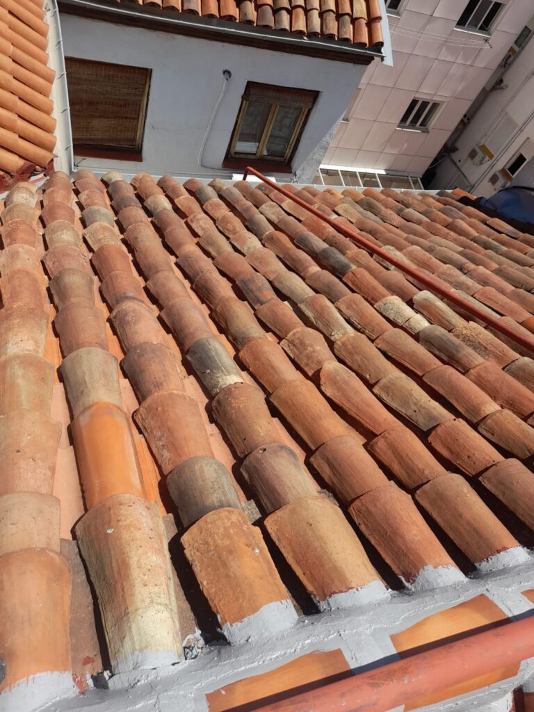 reparación de tejado, tejado, gotera, teja, profesional, arreglo, cambiar cubierta, cambiar tejado, reparar tejado economico